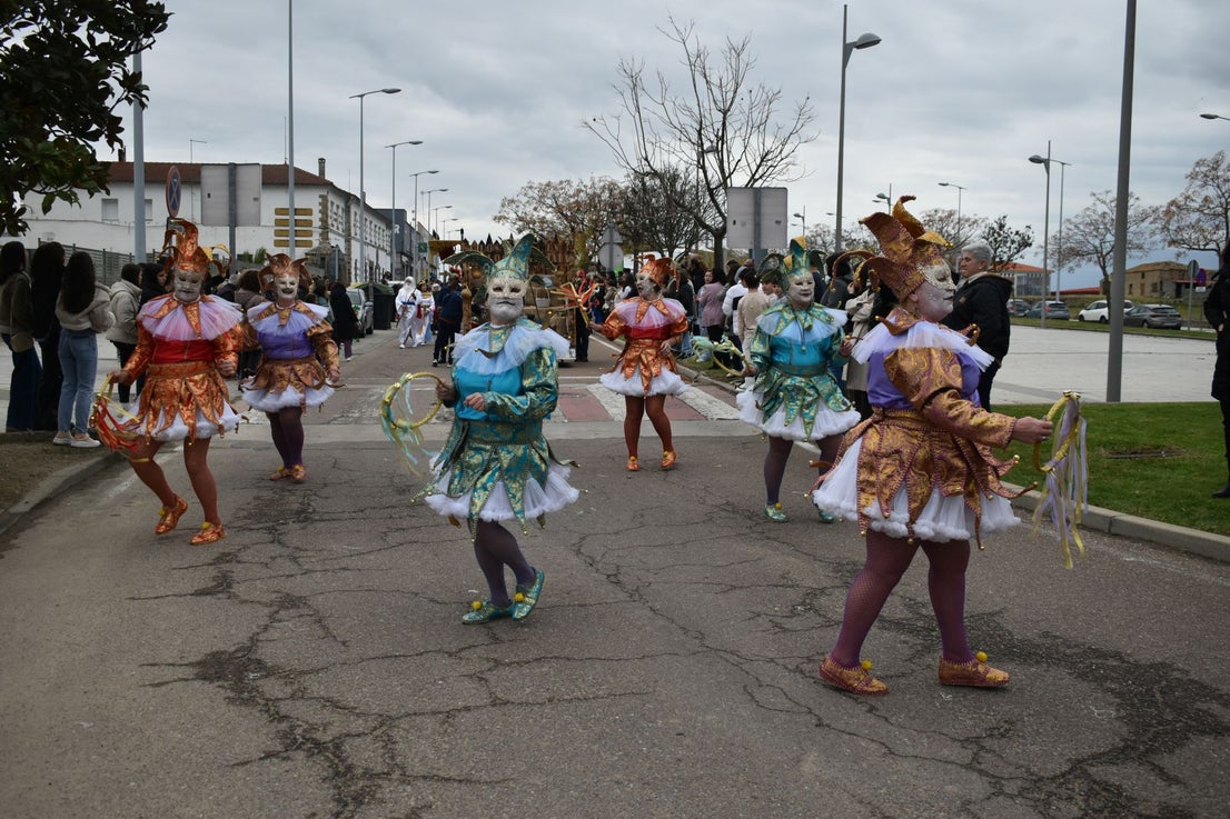 Fotos: Miajadas vive el Carnaval en su gran desfile de comparsas