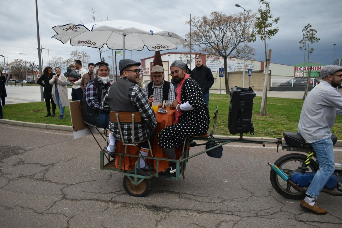 Fotos: Miajadas vive el Carnaval en su gran desfile de comparsas