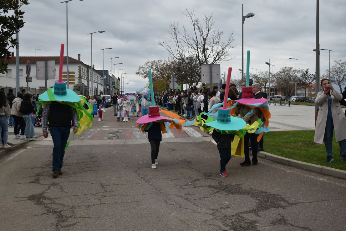 Fotos: Miajadas vive el Carnaval en su gran desfile de comparsas