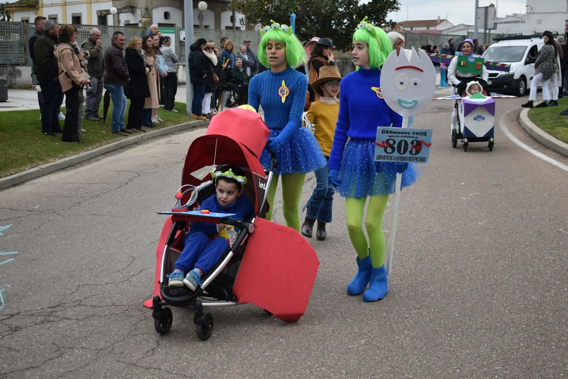 Fotos: Miajadas vive el Carnaval en su gran desfile de comparsas