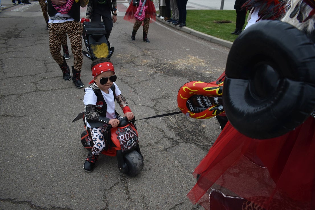 Fotos: Miajadas vive el Carnaval en su gran desfile de comparsas