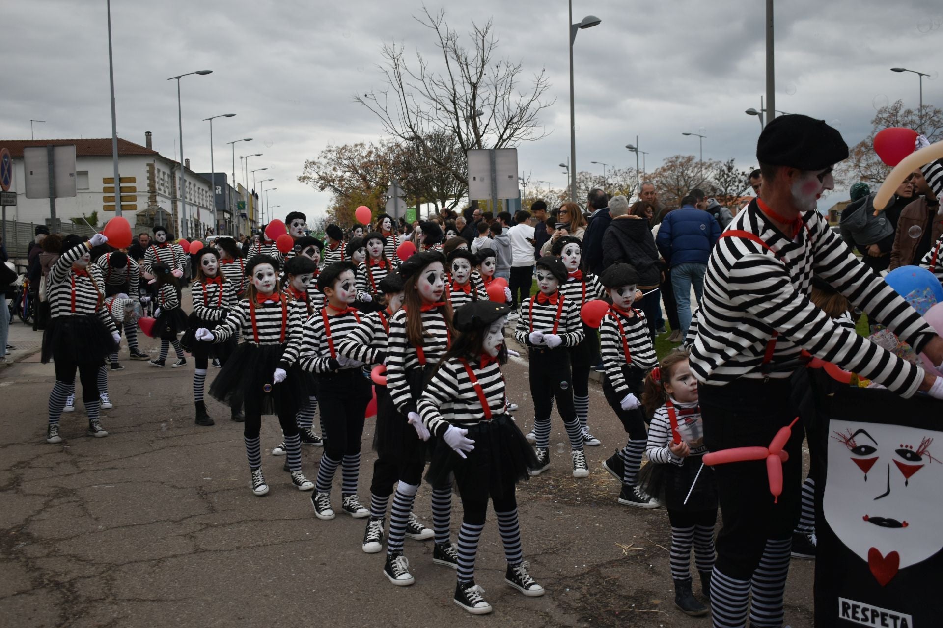 Fotos: Miajadas vive el Carnaval en su gran desfile de comparsas