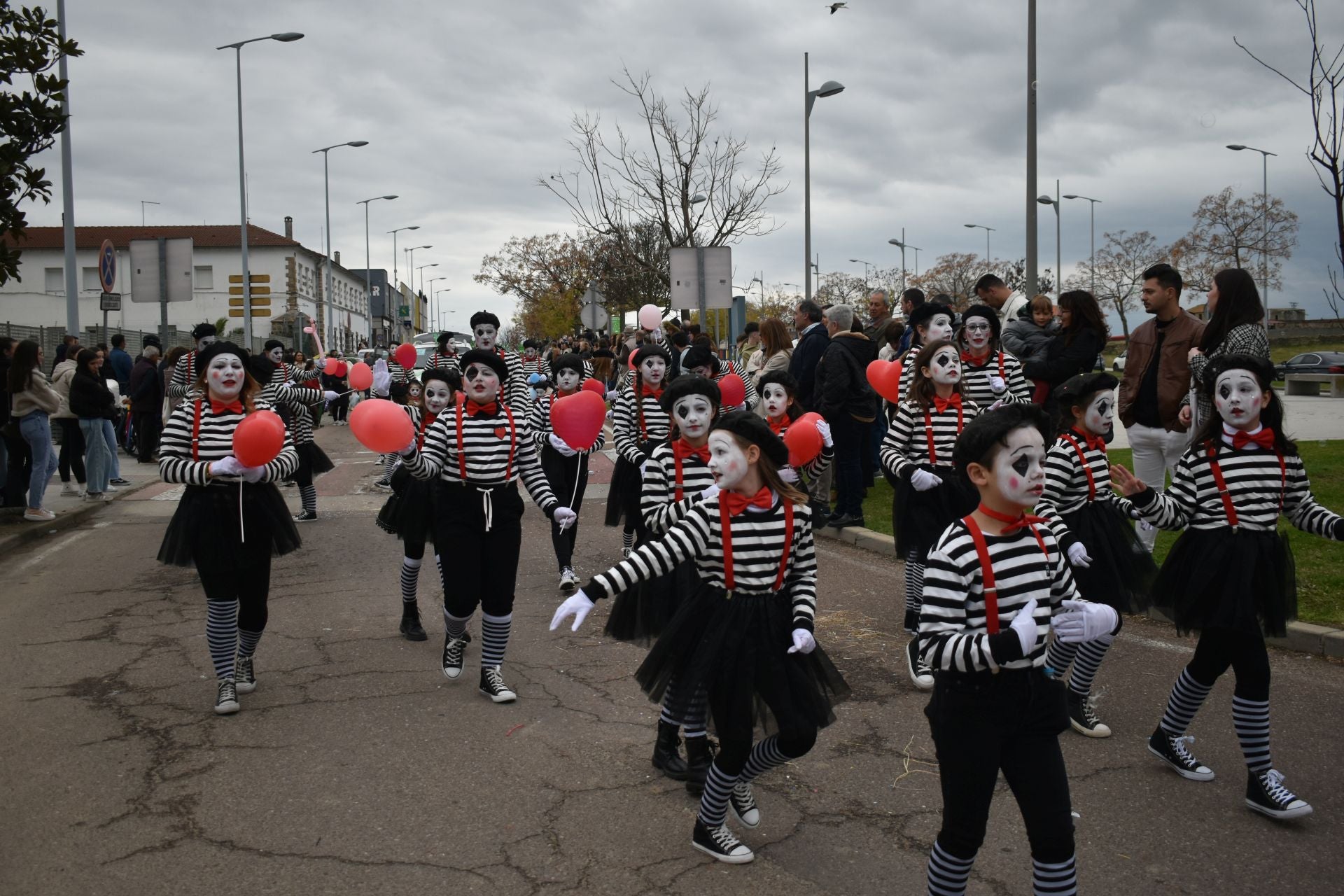 Fotos: Miajadas vive el Carnaval en su gran desfile de comparsas