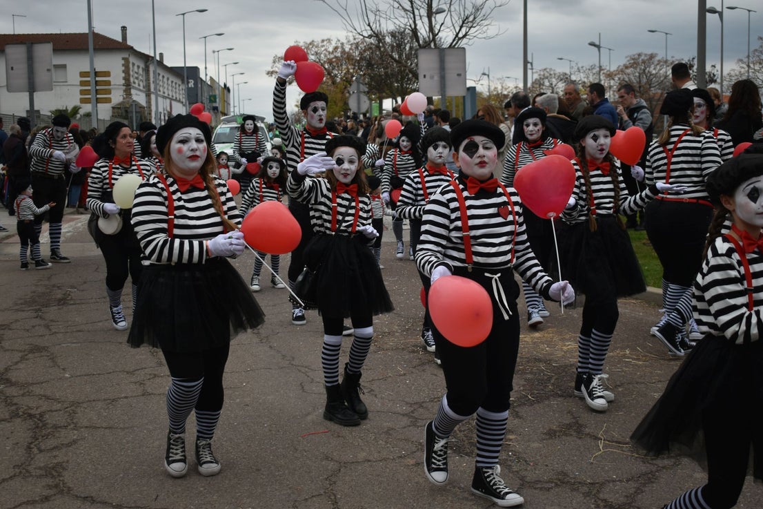 Fotos: Miajadas vive el Carnaval en su gran desfile de comparsas