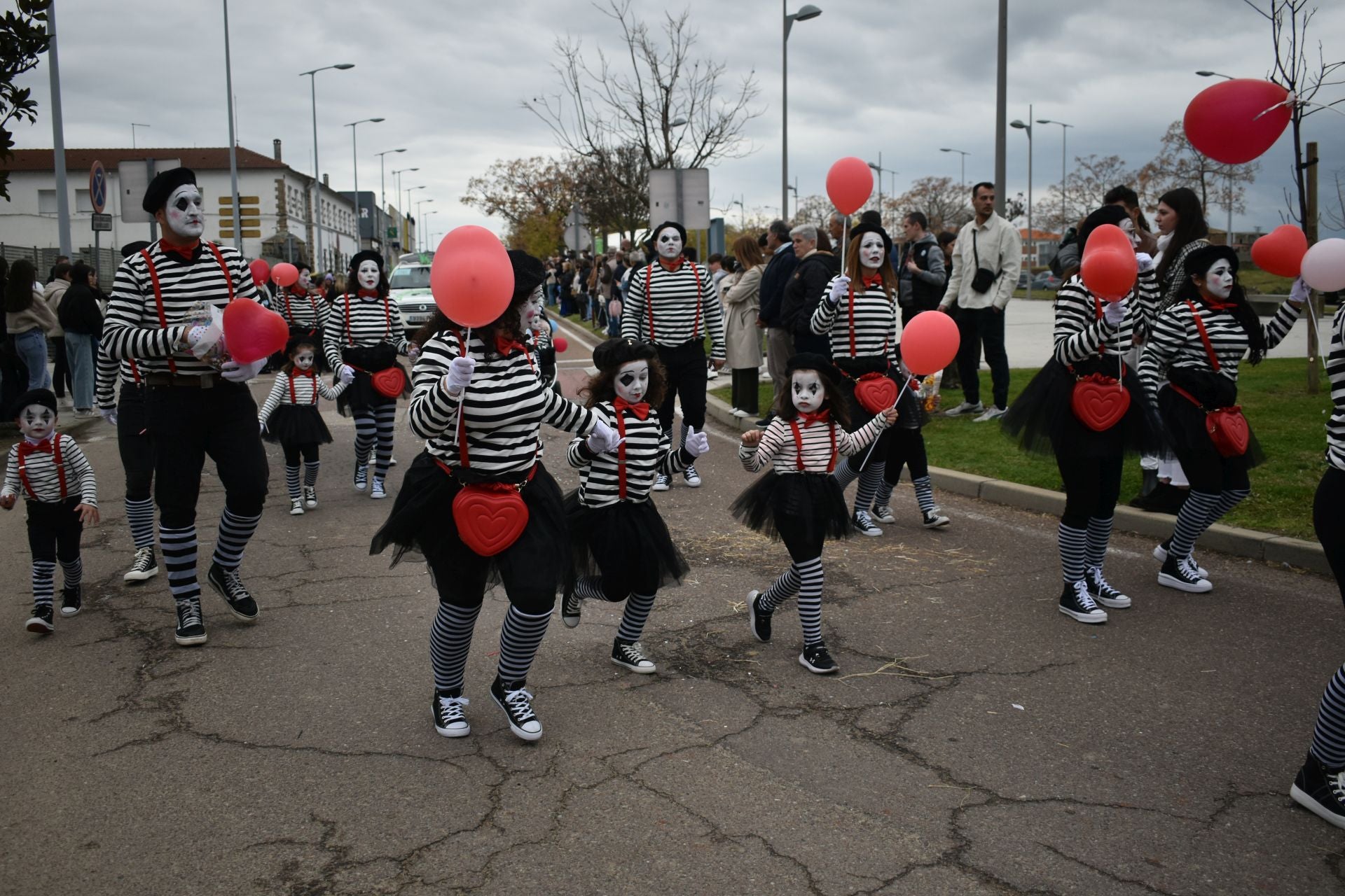 Fotos: Miajadas vive el Carnaval en su gran desfile de comparsas