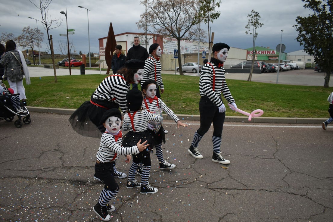 Fotos: Miajadas vive el Carnaval en su gran desfile de comparsas