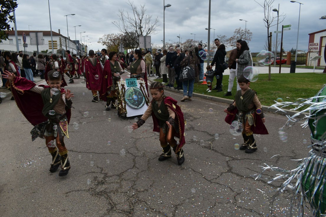 Fotos: Miajadas vive el Carnaval en su gran desfile de comparsas