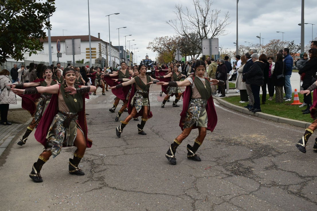 Fotos: Miajadas vive el Carnaval en su gran desfile de comparsas