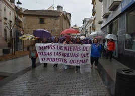 Decenas de miajadeñas (y también miajadeños) conmemoraron el Día de la mujer bajo el lema 'Somos las nietas de las brujas que no pudisteis quemar', en honor a todas las mujeres que fueron quemadas en la hoguera acusadas de brujas, simplemente porque eran mujeres libres, inteligentes, independientes, que escapaban de los estándares de la época