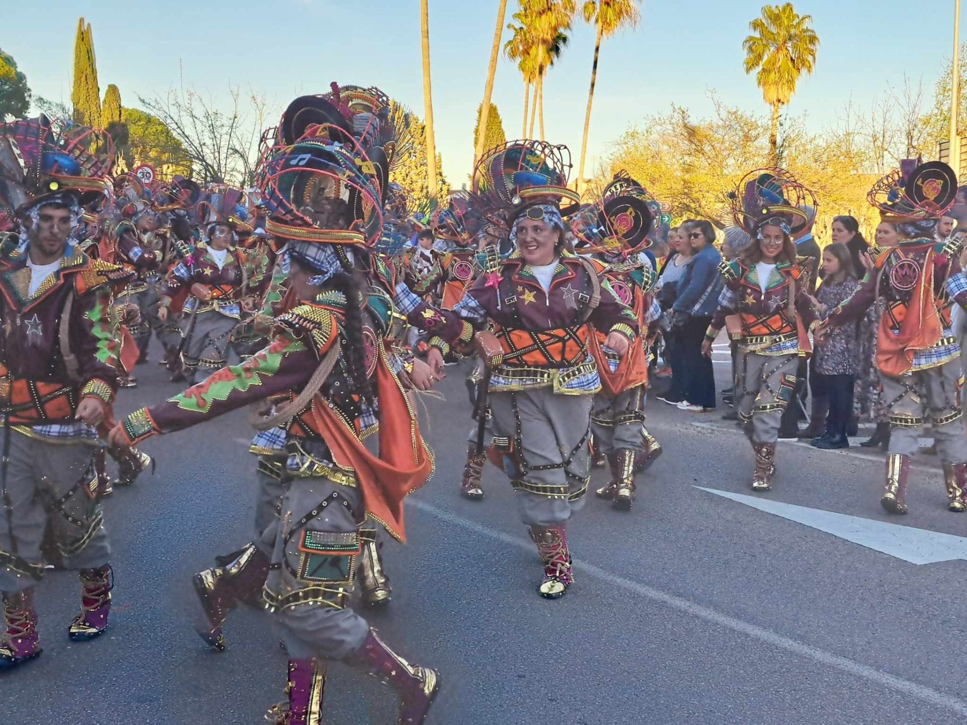 Fotos: 18 comparsas hicieron vibrar en la VI Convivencia Carnavalera de Miajadas