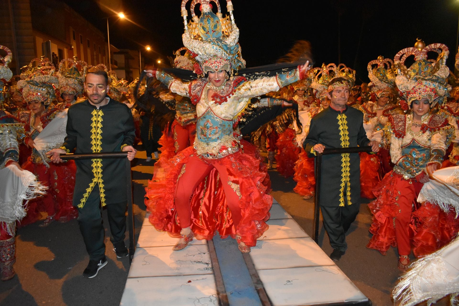 Fotos: 18 comparsas hicieron vibrar en la VI Convivencia Carnavalera de Miajadas