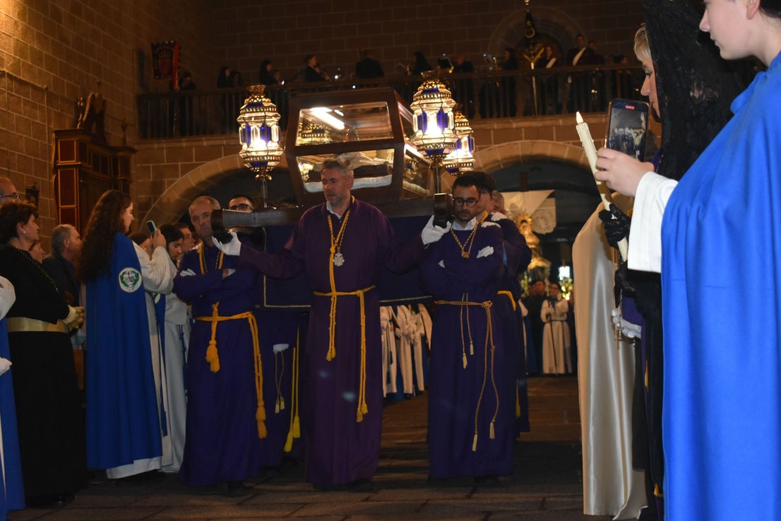 Fotos: El 'Cristo de la Piedad', 'La Piedad', el 'Santo Sepulcro' y la 'Virgen de los Dolores' procesionaron en el templo