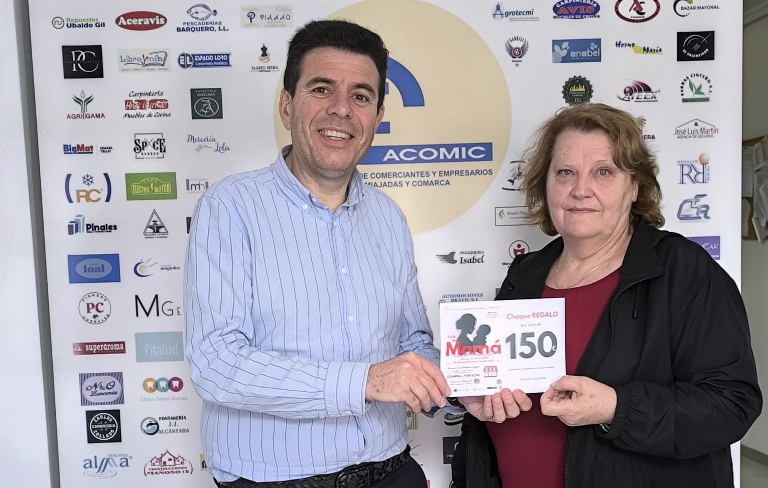 Los ganadores de la iniciativa 'El mejor regalo para mamá en el comercio local' recogen sus premios
