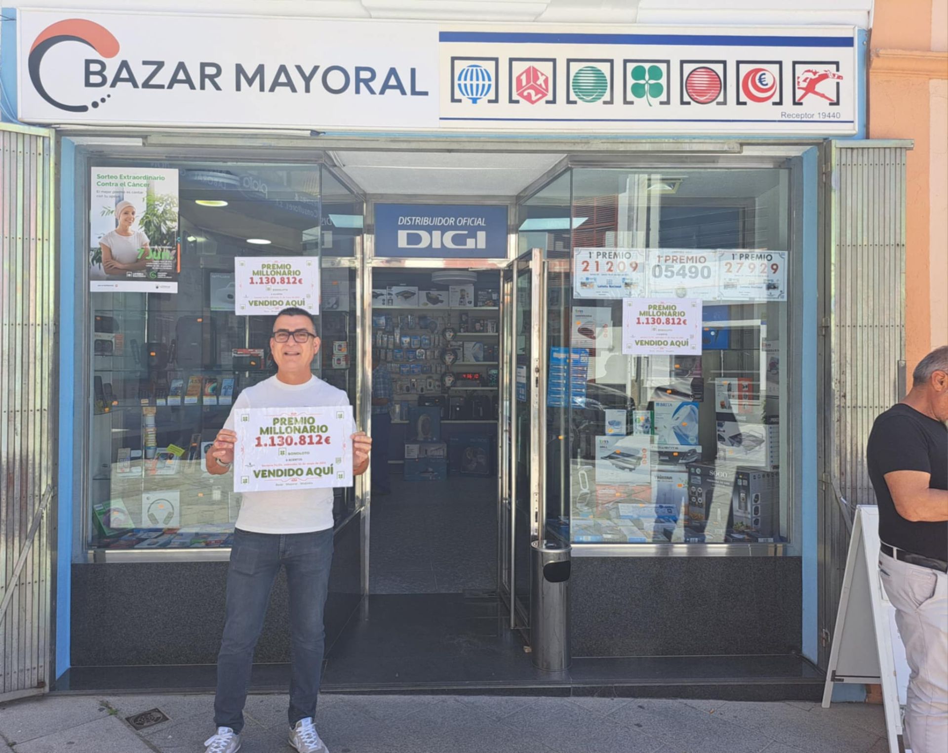 Nemesio Parras posa con el cartel del premio millonario de la Bonoloto repartido el 21 de mayo.