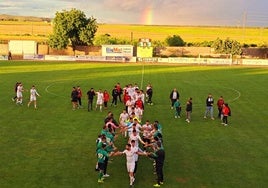En unta temporada de sueños, el Miajadas Club de Fútbol ha conseguido el ascenso directo a Primera División Extremeña como campeón de liga, equipo máximo goleador y menos goleado