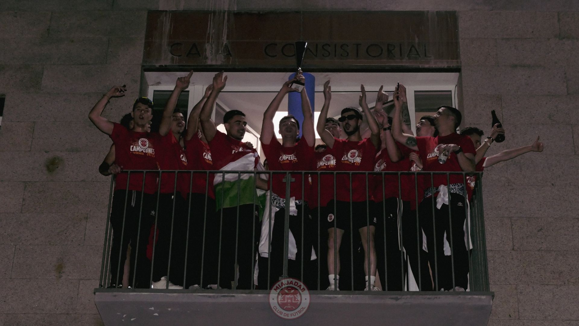 El equipo celebra el ascenso en el ayuntamiento.