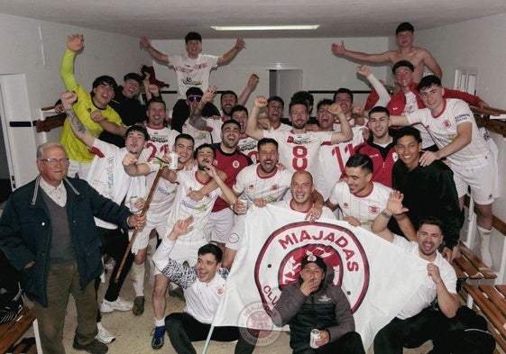 El equipo celebra su ascenso directo a Primera División Extremeña.