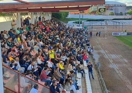 La afición anima al Miajadas CF en el Estadio Municipal.