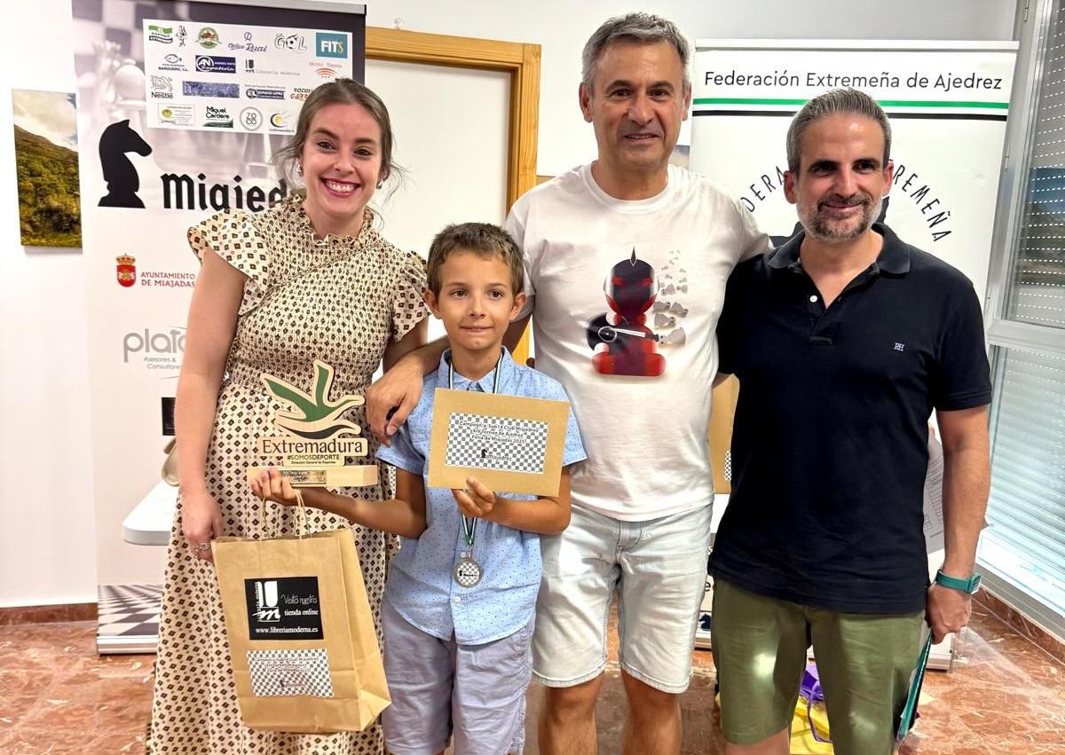 Imagen secundaria 1 - Homero Macías Sánchez, del club Ágora Ajedrez de Cáceres se proclamó campeón del XIV Torneo de Ajedrez Feria de Miajadas