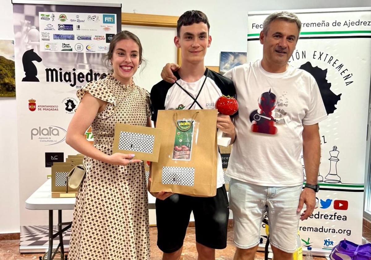 Imagen principal - Homero Macías Sánchez, del club Ágora Ajedrez de Cáceres se proclamó campeón del XIV Torneo de Ajedrez Feria de Miajadas
