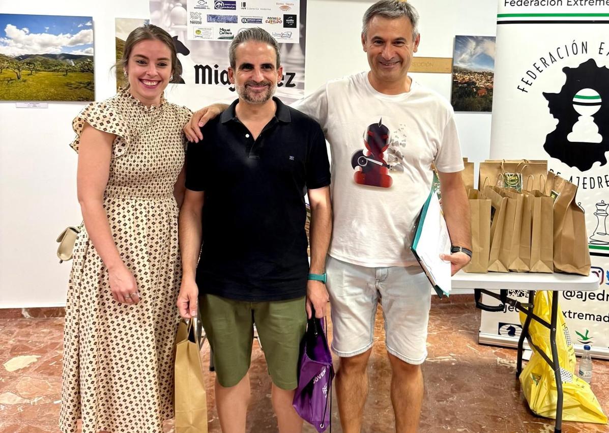 Imagen secundaria 1 - Homero Macías Sánchez, del club Ágora Ajedrez de Cáceres se proclamó campeón del XIV Torneo de Ajedrez Feria de Miajadas