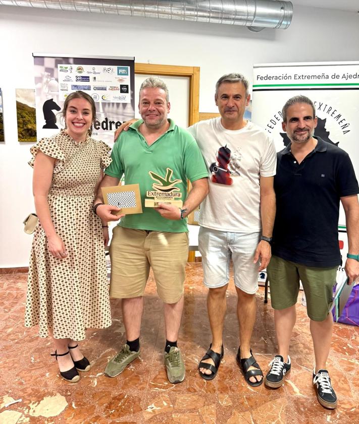 Imagen secundaria 2 - Homero Macías Sánchez, del club Ágora Ajedrez de Cáceres se proclamó campeón del XIV Torneo de Ajedrez Feria de Miajadas