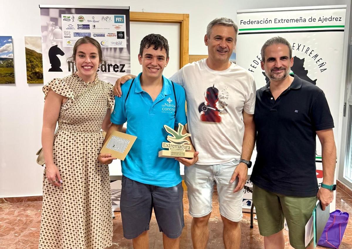 Imagen secundaria 1 - Homero Macías Sánchez, del club Ágora Ajedrez de Cáceres se proclamó campeón del XIV Torneo de Ajedrez Feria de Miajadas