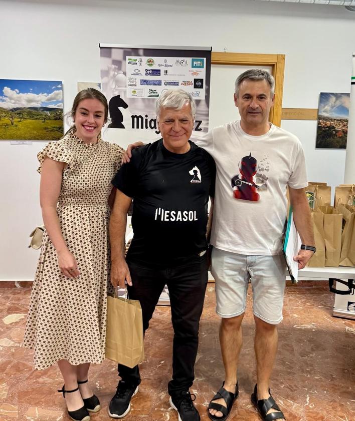 Imagen secundaria 2 - Homero Macías Sánchez, del club Ágora Ajedrez de Cáceres se proclamó campeón del XIV Torneo de Ajedrez Feria de Miajadas