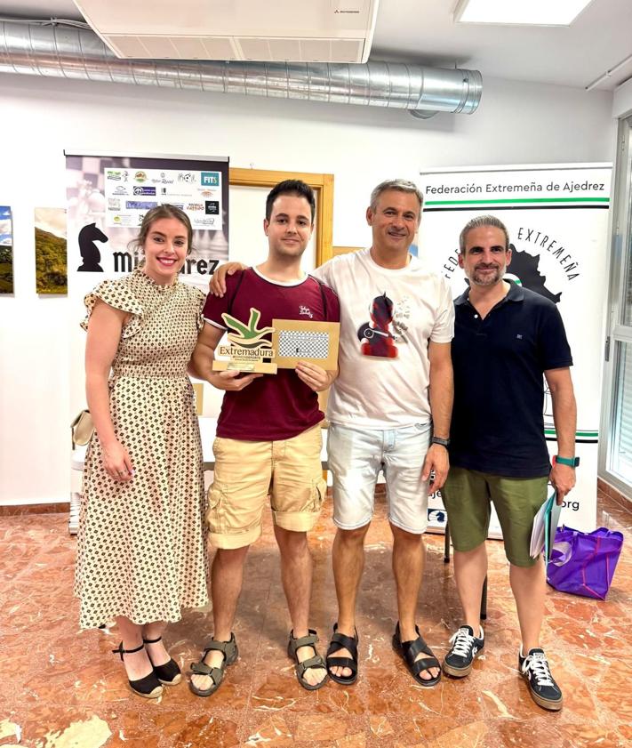 Imagen secundaria 2 - Homero Macías Sánchez, del club Ágora Ajedrez de Cáceres se proclamó campeón del XIV Torneo de Ajedrez Feria de Miajadas