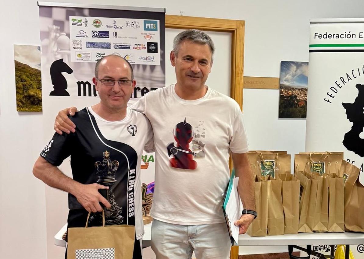 Imagen secundaria 1 - Ganadores de lotes de productos. Antonio Martín Gallego, Mario, Jiménez González, Francisco Toro Peguero. Recoge en su nombre, Daniel Gragera Ledesma, Manuel Ignacio García Dávila y Antonio Ramos Alguijo.