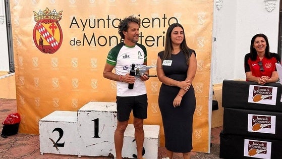 Antonio Calvo, del Club Atletismo Miajadas, recibió el premio al atleta más veterano en Monesterio