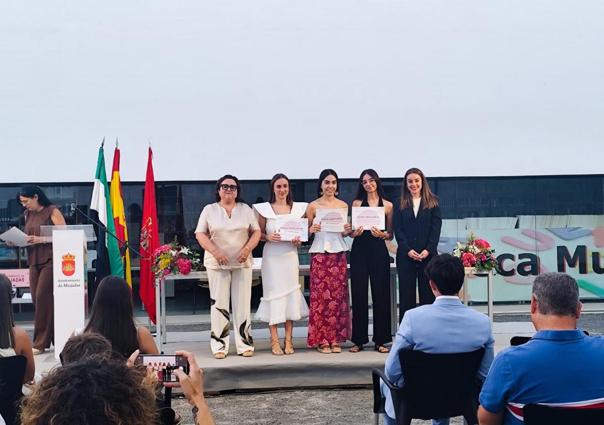 Imagen principal - Los estudiantes miajadeños son premiados por sus excelentes expedientes académicos