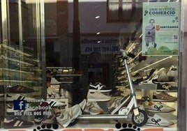 Los escaparates de la campaña muestran el cartel con las bases de la misma.