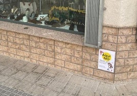 Cartel de la campaña en la fachada de uno de los comercios participantes.
