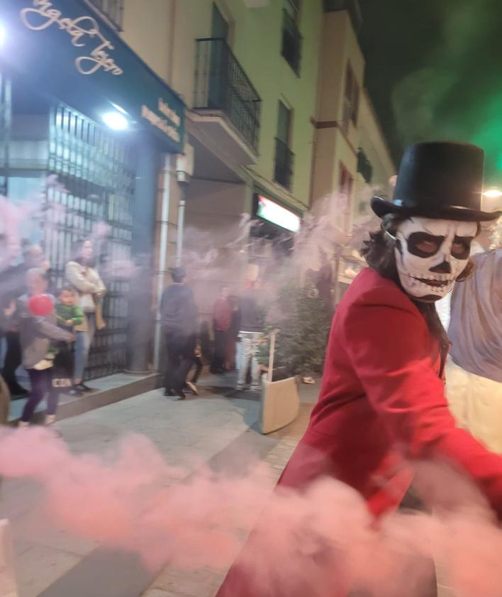 Imagen secundaria 2 - Fantasmas, esqueletos y brujas tomaron la localidad en Halloween