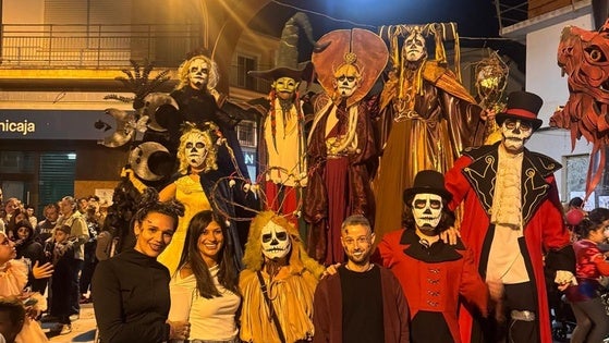 Fantasmas, esqueletos y brujas tomaron la localidad en Halloween