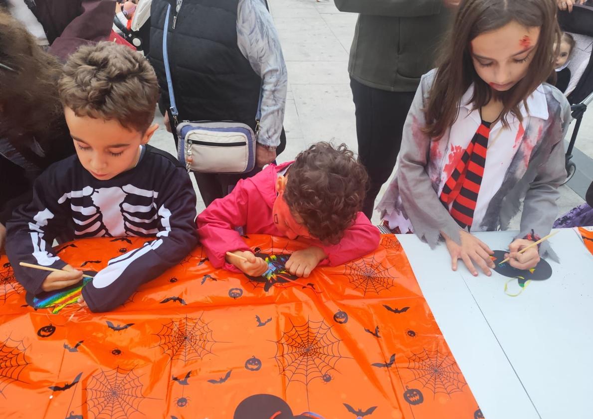 Imagen principal - Fantasmas, esqueletos y brujas tomaron la localidad en Halloween