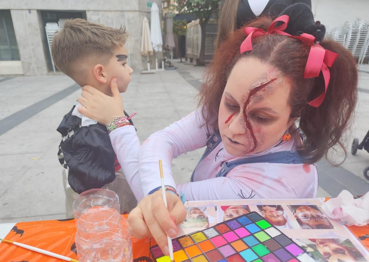 Imagen secundaria 1 - Fantasmas, esqueletos y brujas tomaron la localidad en Halloween
