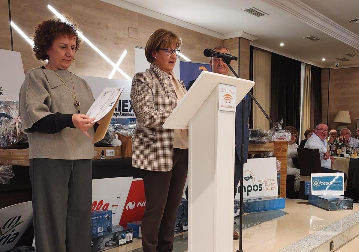 Imagen principal - La Cooperativa San Isidro homenajea a la Junta Local de la AECC