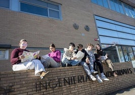 Varios alumnos en las Escuela de Ingenierías Industriales de Badajoz.