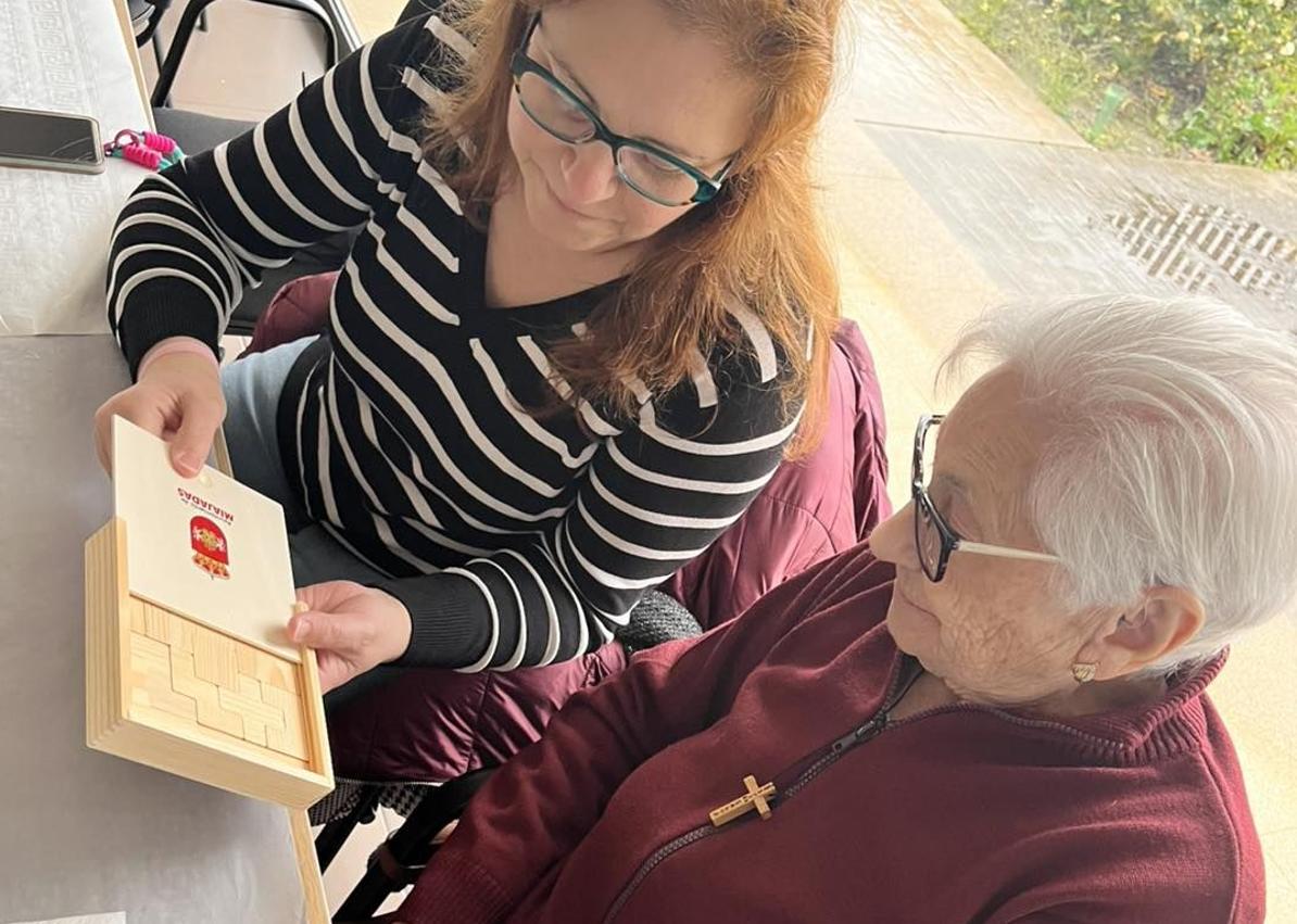 Imagen secundaria 1 - El Ayuntamiento hace un regalo de Navidad a los mayores de la localidad
