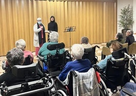 El Ayuntamiento hace un regalo de Navidad a los mayores de la localidad