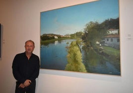 Francisco Escalera junto a su obra, ganador de la pasada edición.