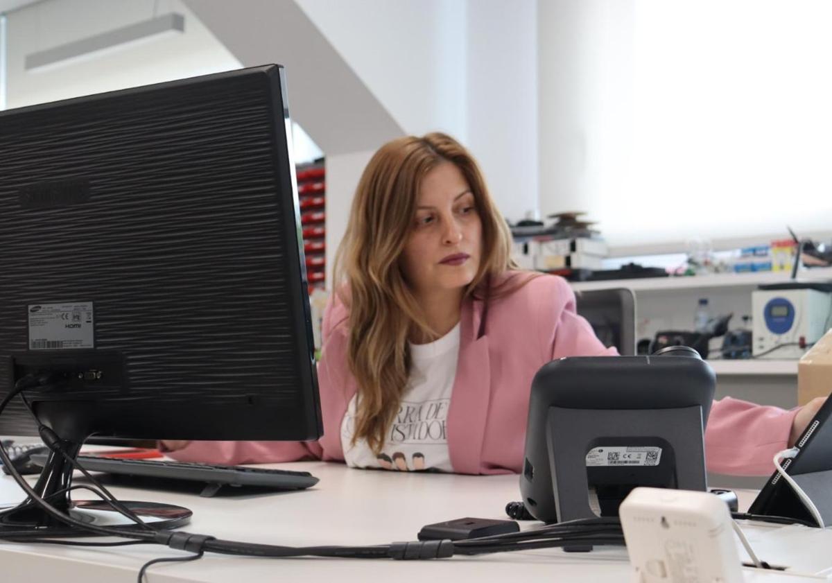 Imagen principal - Esther Albalá Fabián, ingeniera del Grupo Laura Otero, recibe el premio 'Eres teleco' por su contribución al desarrollo tecnológico de Extremadura