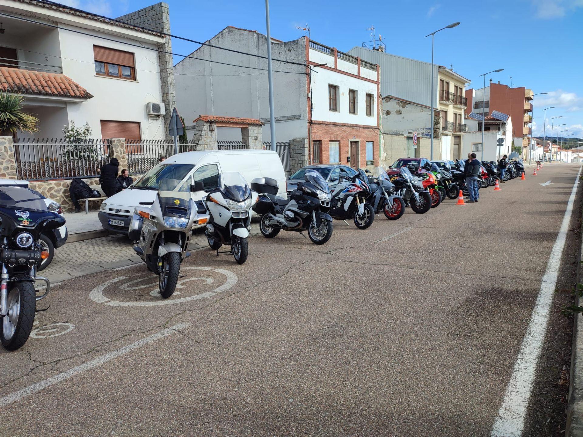 Alrededor de un centenar de moteros disfrutaron con las Migas Kojoneras