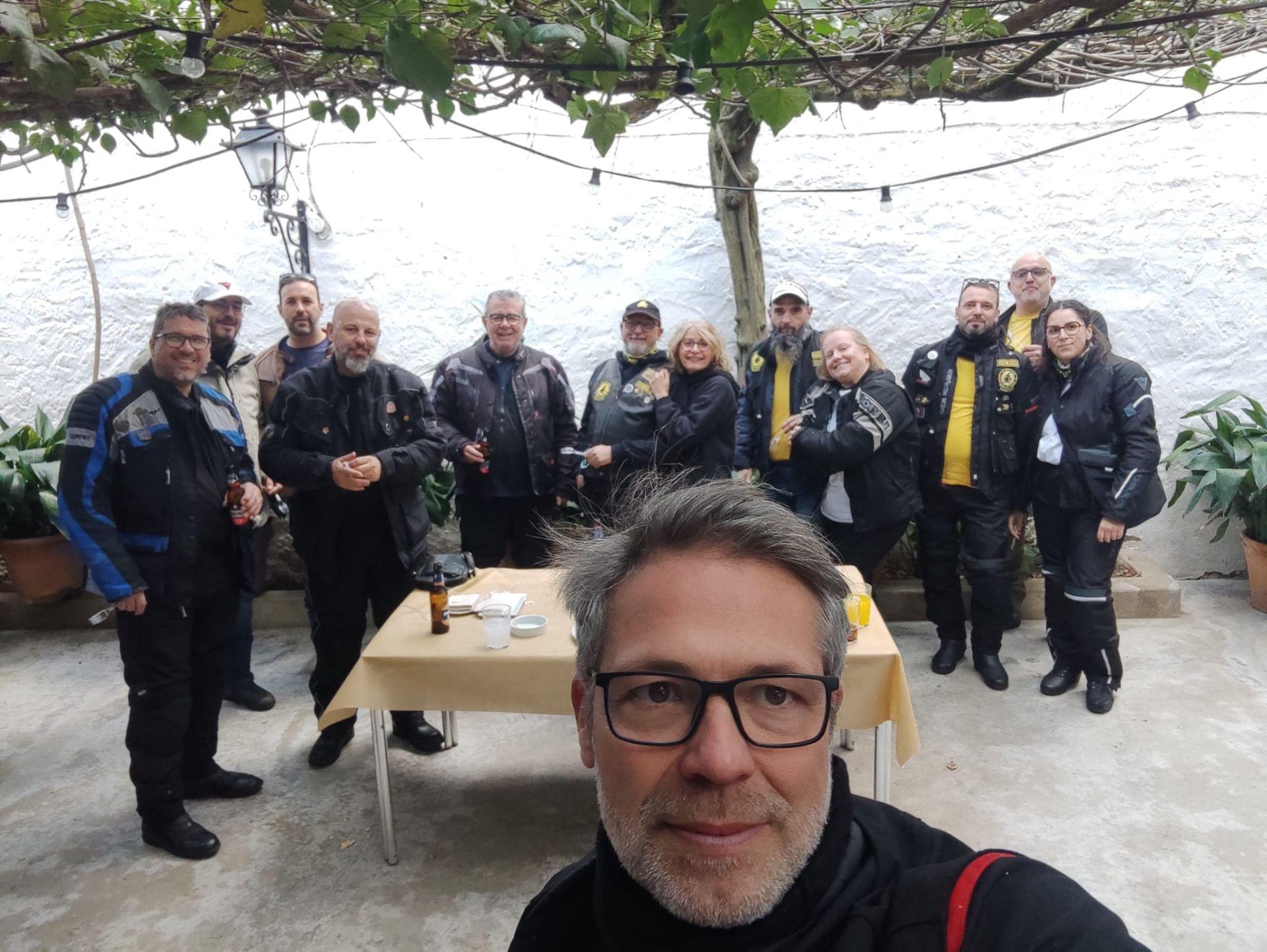 Alrededor de un centenar de moteros disfrutaron con las Migas Kojoneras