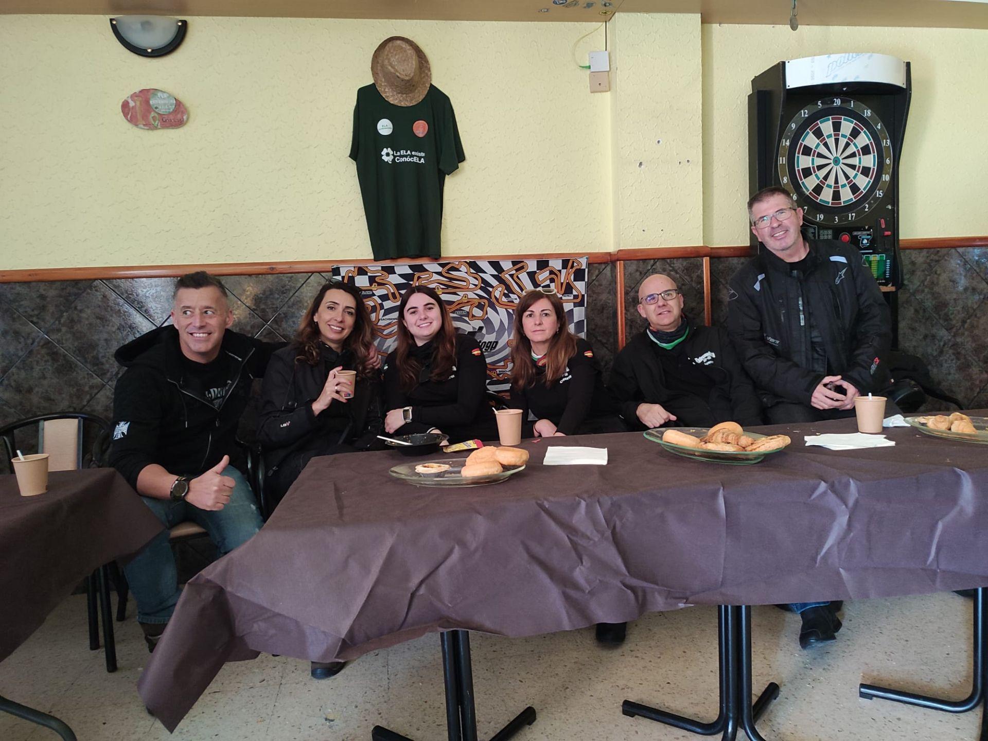 Alrededor de un centenar de moteros disfrutaron con las Migas Kojoneras