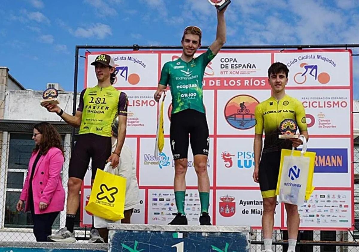 Imagen principal - Más de 450 participantes se dieron cita en la Titán de los Ríos