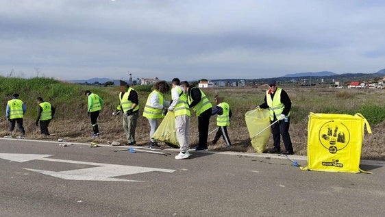 Miajadas celebra el día del reciclaje con una nueva jornada limpiando basuraleza