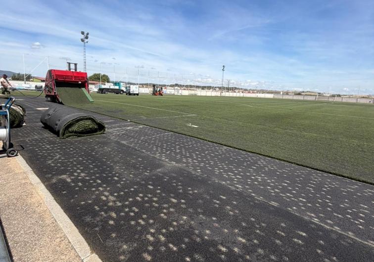 Imagen principal - Miajadas acomete una inversión de más de 250.000 euros en la modernización integral de su campo de fútbol